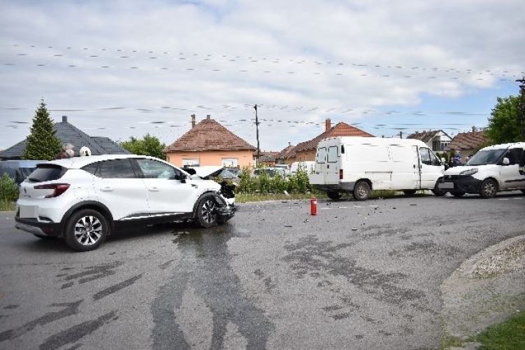 Karambolozott egy kisteherautó és személygépkocsi az 56-os főúton