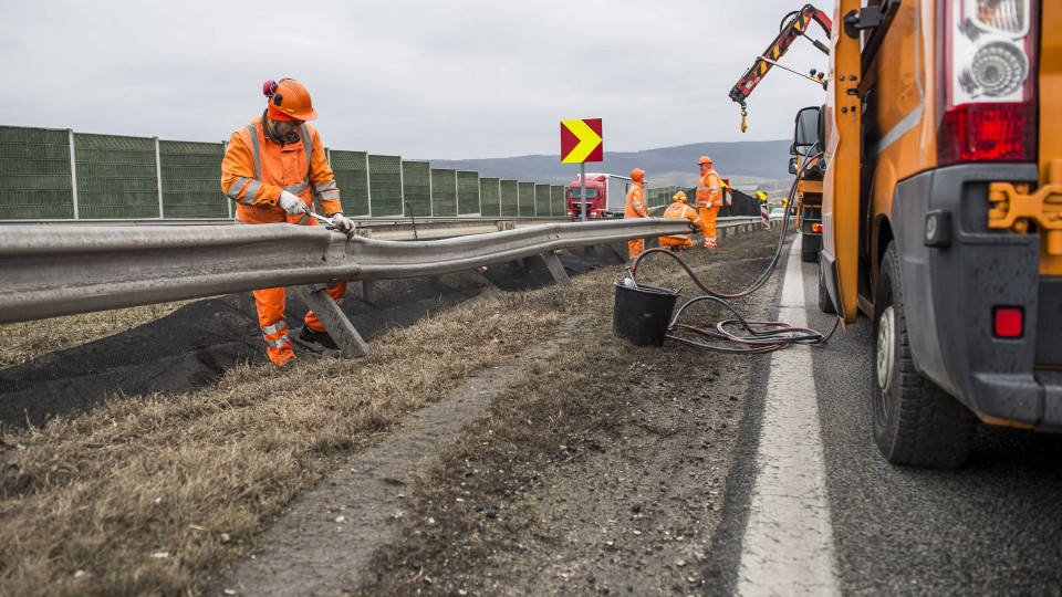 Ismeretlen autós ütközött szalagkorlátba az M6-on
