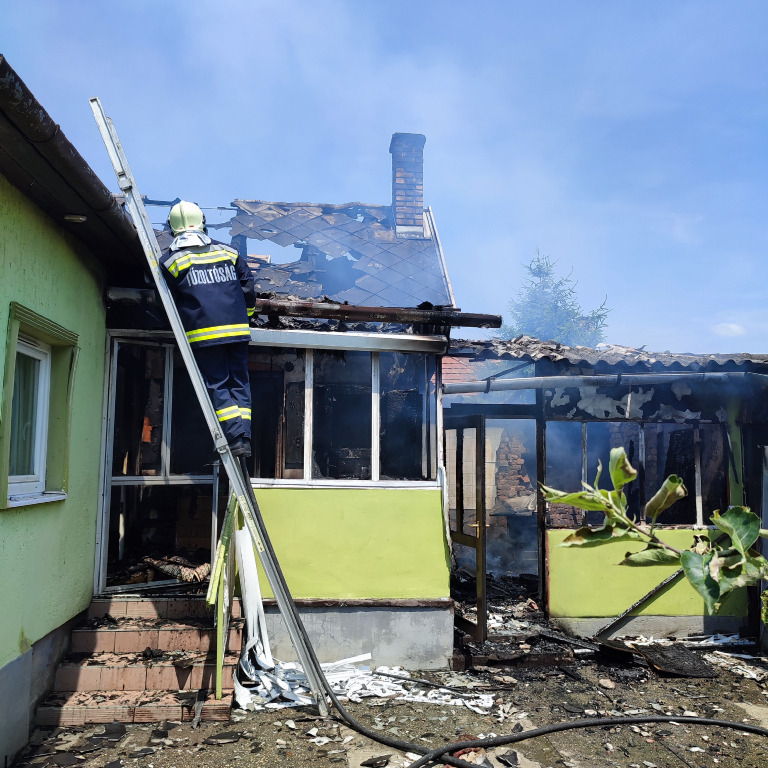Kiköltöztették a dombóvári tűzeset károsultjait (VIDEÓ)