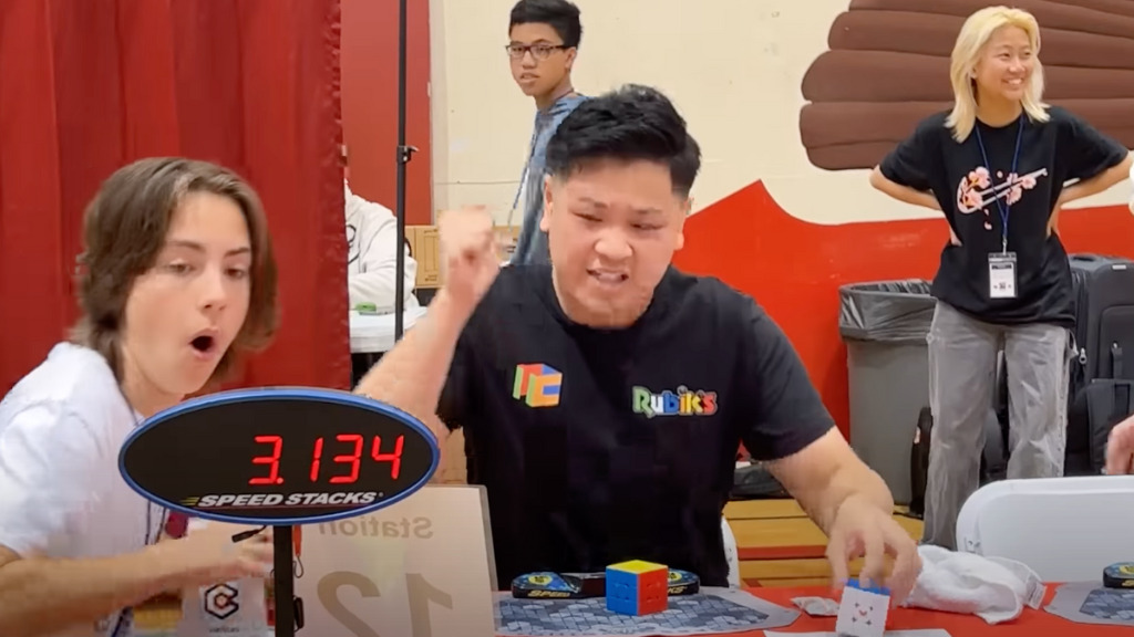 Egy amerikai fiatal 3,13 másodperccel megdöntötte a Rubik-kocka kirakásának világrekordját