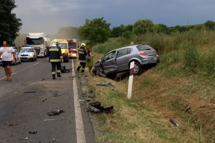 tolnamegyeihirek.hu - Összeütközött két autó a 6-os főúton, Kakasdnál (FRISSÍTVE)