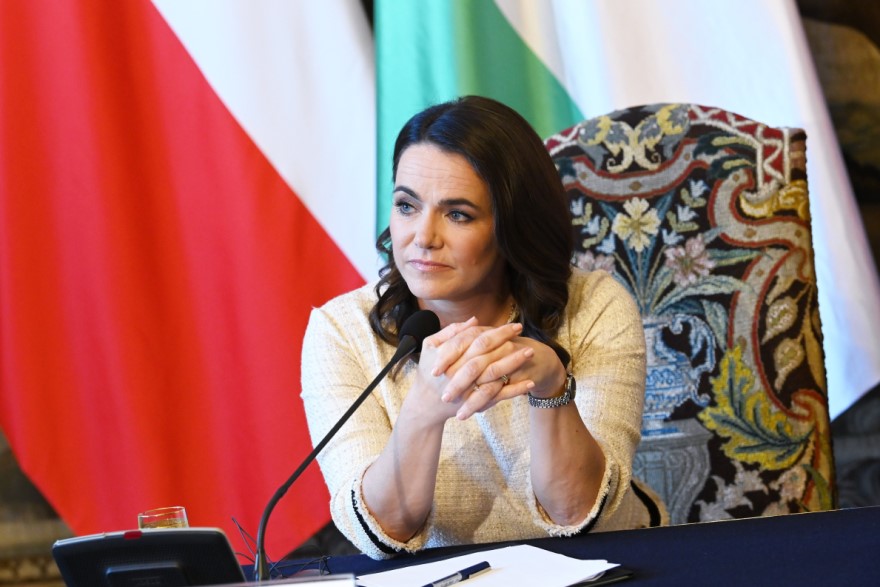 Aláírta a státusztörvényt Novák Katalin köztársasági elnök