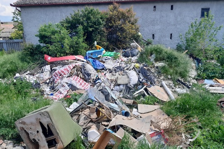Felgyújtotta a szemétkupacot, a szomszéd házak is veszélyben voltak