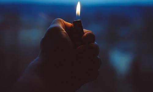 Vádat emeltek egy szegedi nővel szemben, aki megpróbálta megölni alvó férjét
