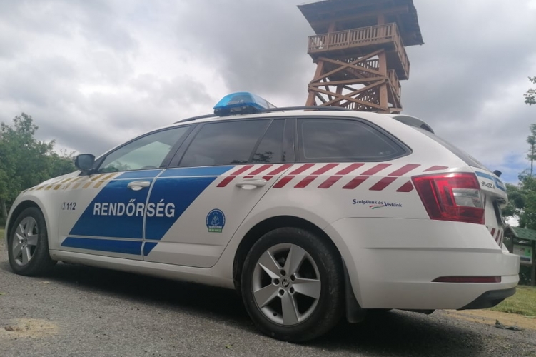 Elütöttek egy gyalogost Szekszárdon, szalagkorlátnak csapódott egy autós az M6-on