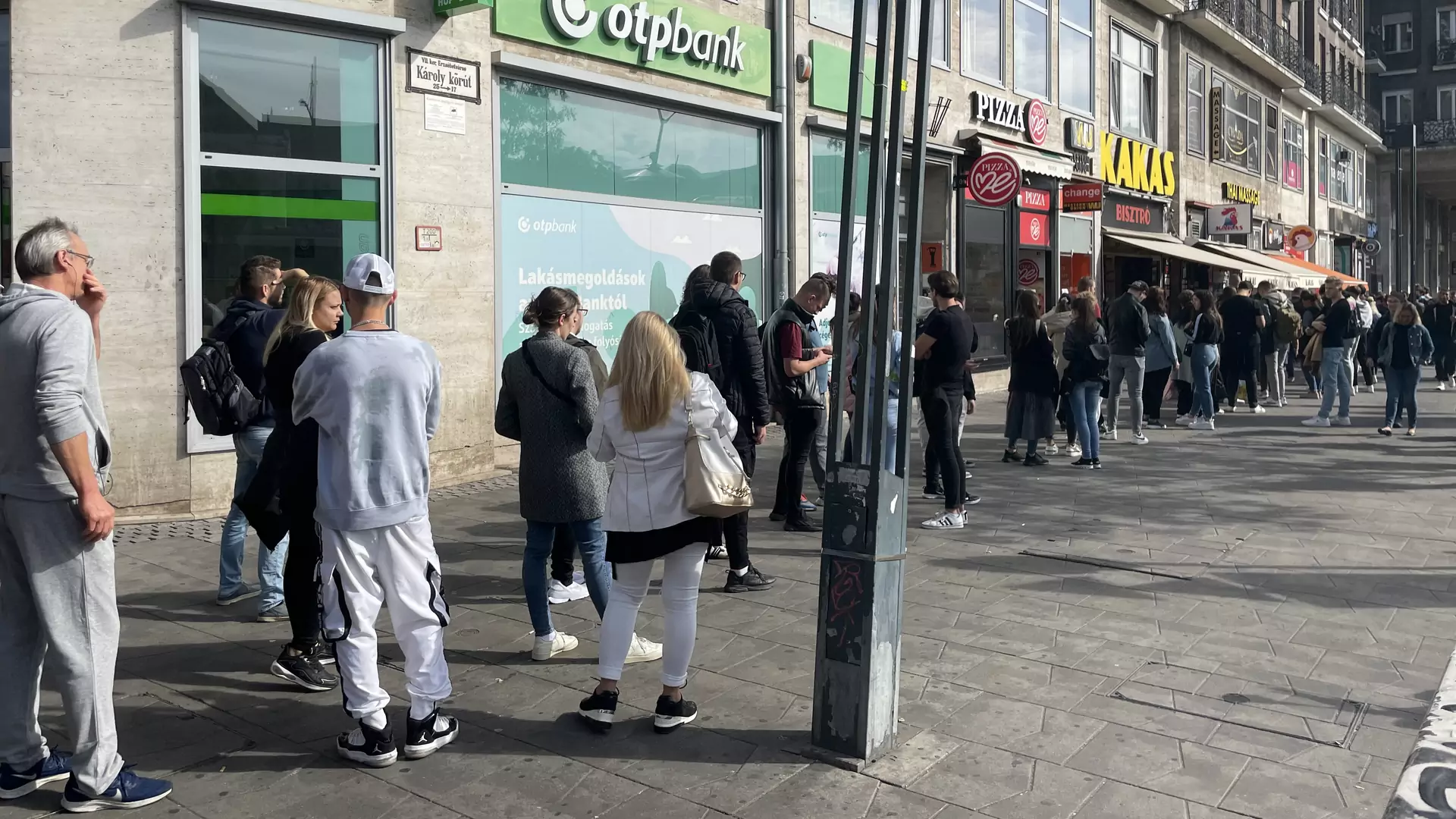 Végeláthatatlan sor várakozott Azahriah-koncertjegyre a Deákon