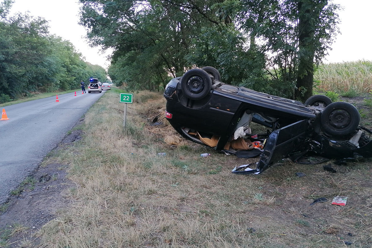 tolnamegyeihirek.hu - Felborult egy autó a 61-esen, Tamásinál