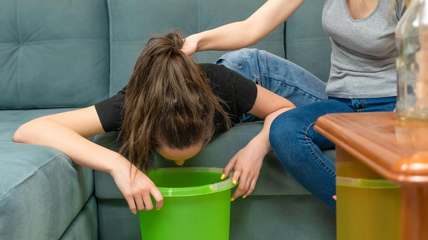 Alkoholmérgezés: mit tegyünk, ha valaki túl sokat ivott?