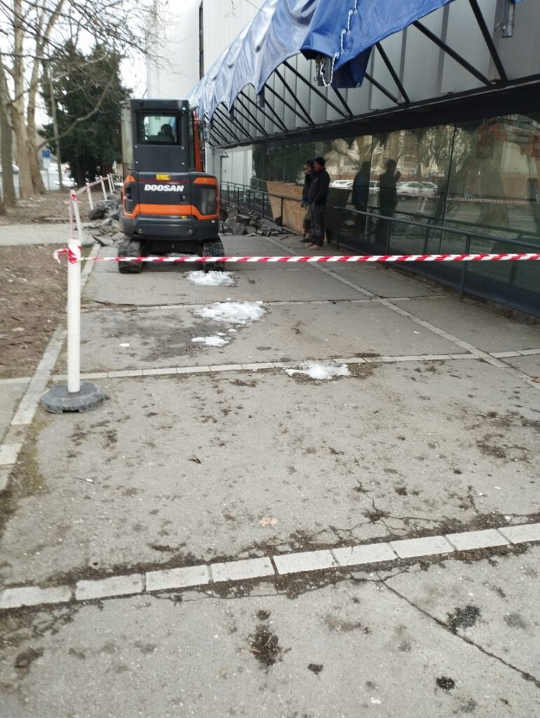 tolnamegyeihirek.hu - Parkolókat is lezárhatnak a járdaépítés miatt Szekszárdon az Arany János utcában