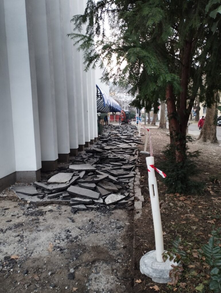tolnamegyeihirek.hu - Parkolókat is lezárhatnak a járdaépítés miatt Szekszárdon az Arany János utcában