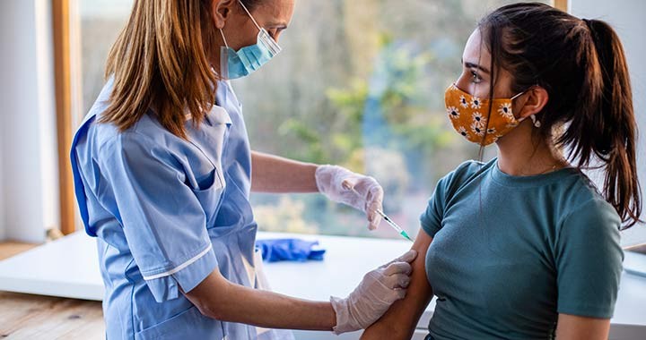 Akár életveszélyes is lehet bizonyos COVID-vakcinák mellékhatása egy új tanulmány szerint