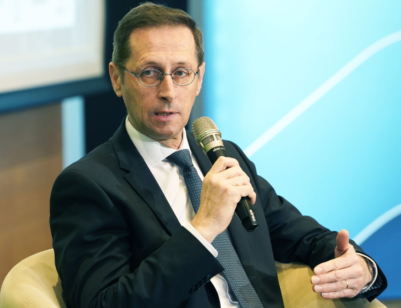 Varga Mihály: folytatni kell a fegyelmezett fiskális politikát