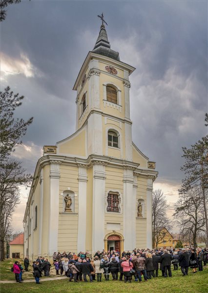 tolnamegyeihirek.hu - Ünnepélyesen átadták a megújult teveli templomot