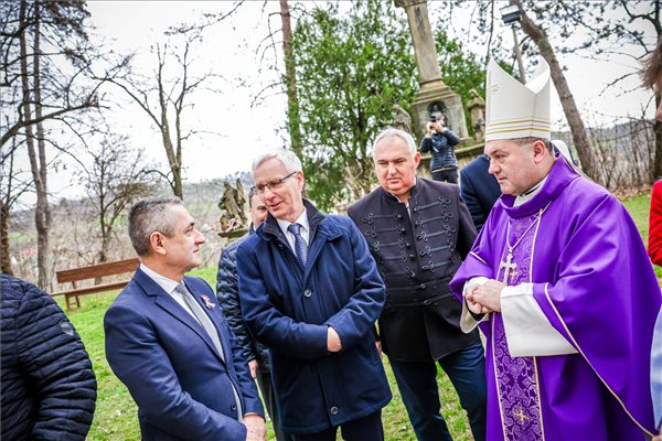 tolnamegyeihirek.hu - Ünnepélyesen átadták a megújult teveli templomot