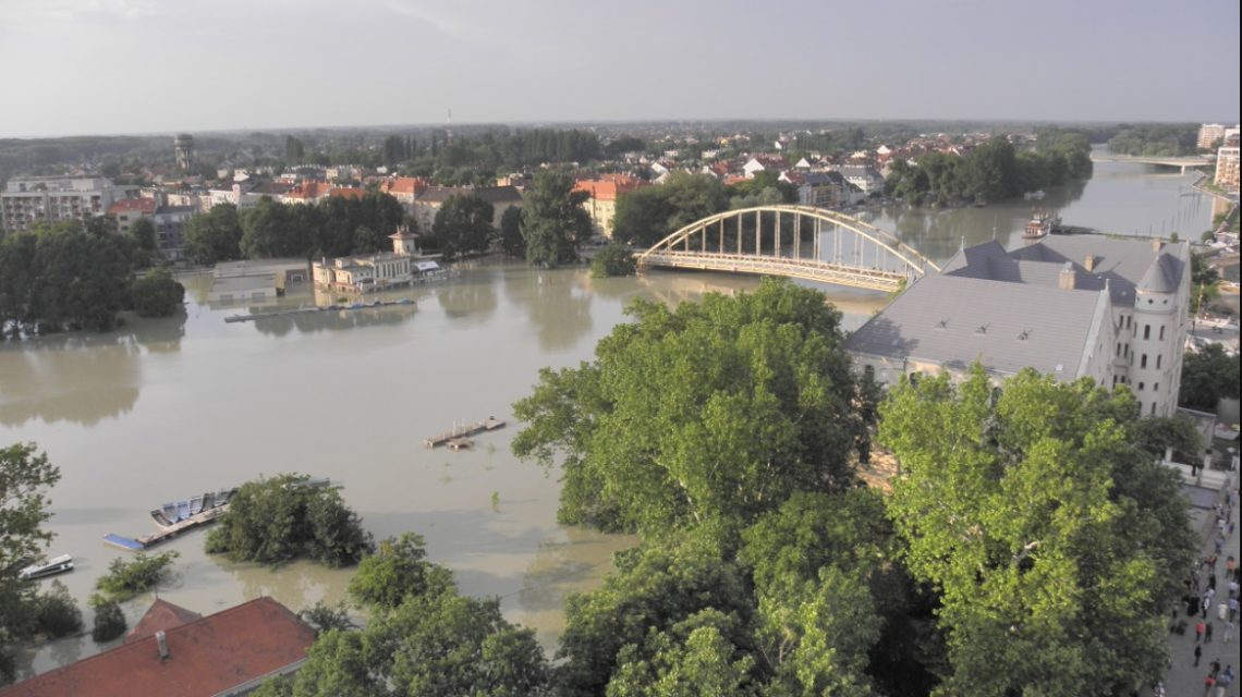 Elöntheti a vízparti üdülőket az áradó Duna