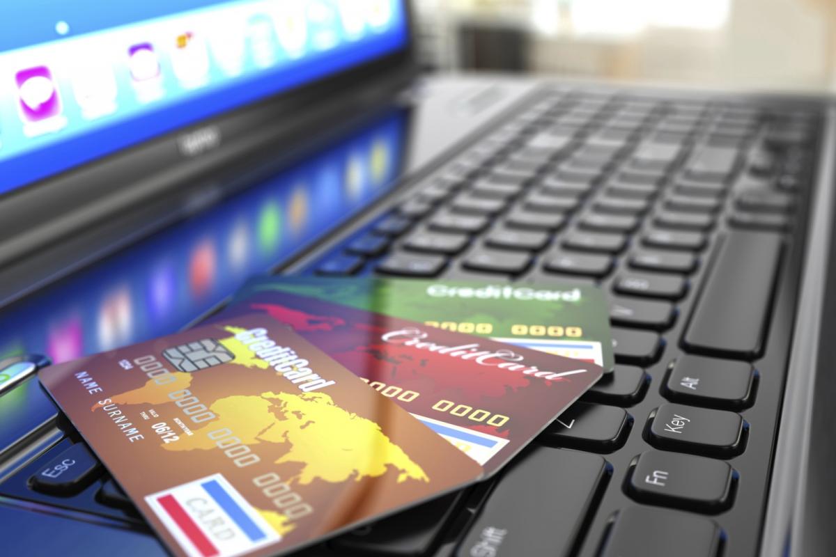 Internetes csalás áldozata lett, közel öt millió forintot loptak el a férfi számlájáról