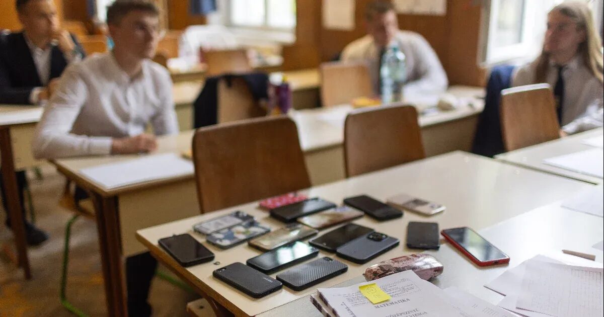 Hivatalos: megjelent a rendelet, amely korlátozza az iskolai mobiltelefon-használatot