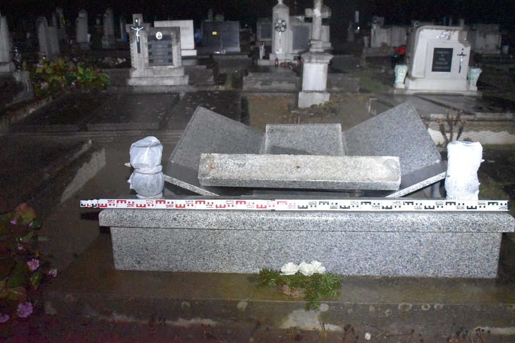 tolnamegyeihirek.hu - Síremlékeket rongált meg egy ozorai férfi Nagykónyiban