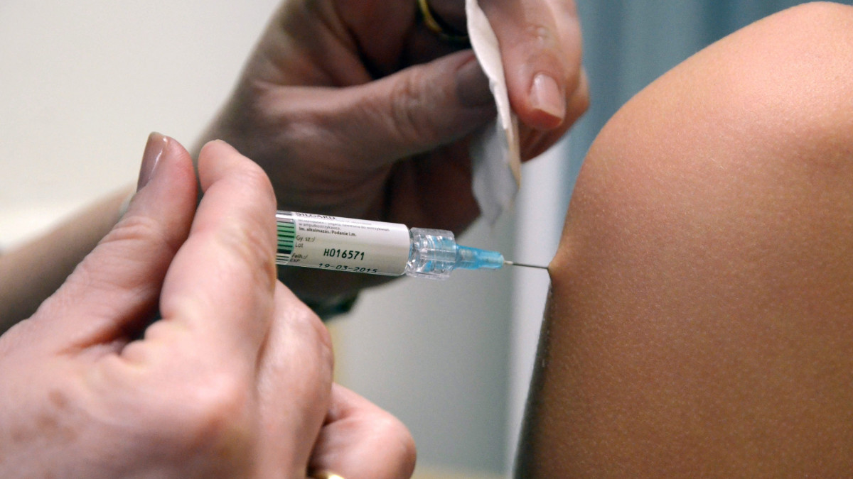 NNGYK: hatásos és biztonságos a 7. osztályosok hepatitis B elleni védőoltása