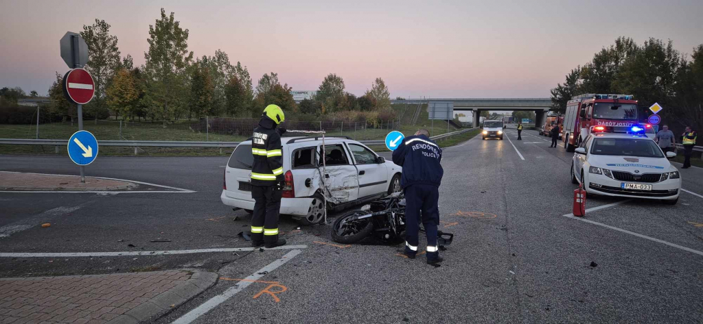 Motoros baleset Bátaszéknél, árokba borult autó Paksnál – összefoglaló