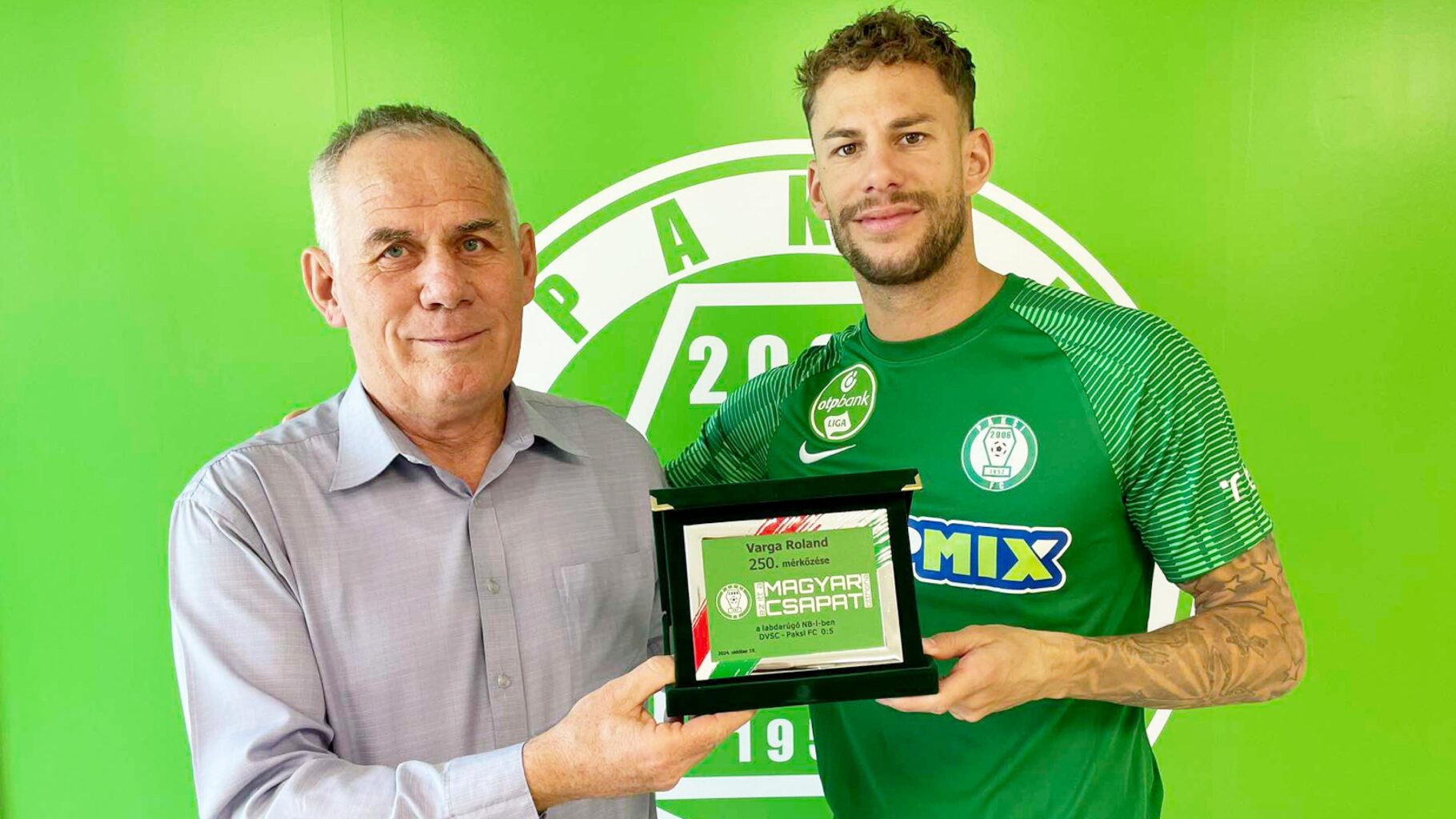 Emlékplakettet vehetett át Varga Roland a Paksi FC játékosa