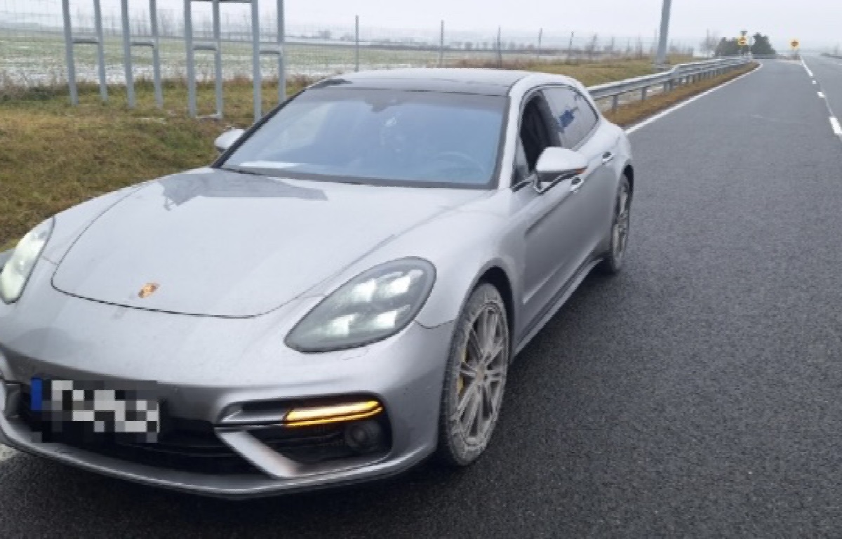 Körözött autót fogtak el az M6-oson Paksnál