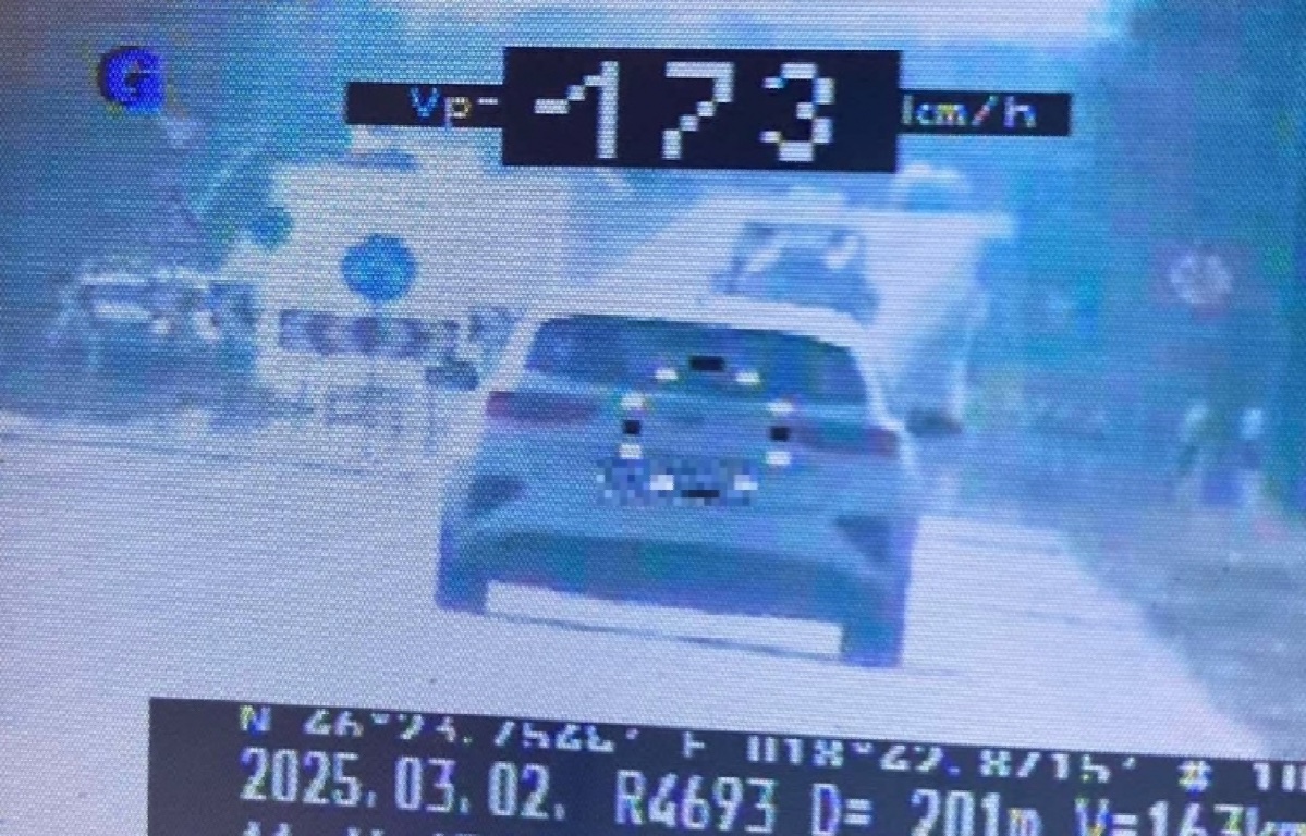 Durva gyorshajtás a 6-oson, súlyos bírság lett a vége