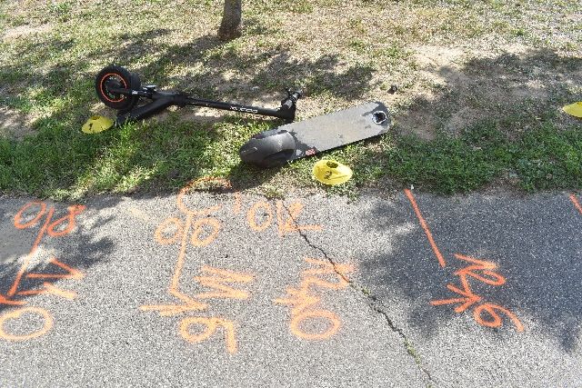 Egy e-rollerrel közlekedő férfi alatt kettétört a jármű, könnyű sérüléssel megúszta