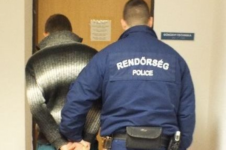 Egyetlen rendőri akció során öt körözött személy akadt horogra
