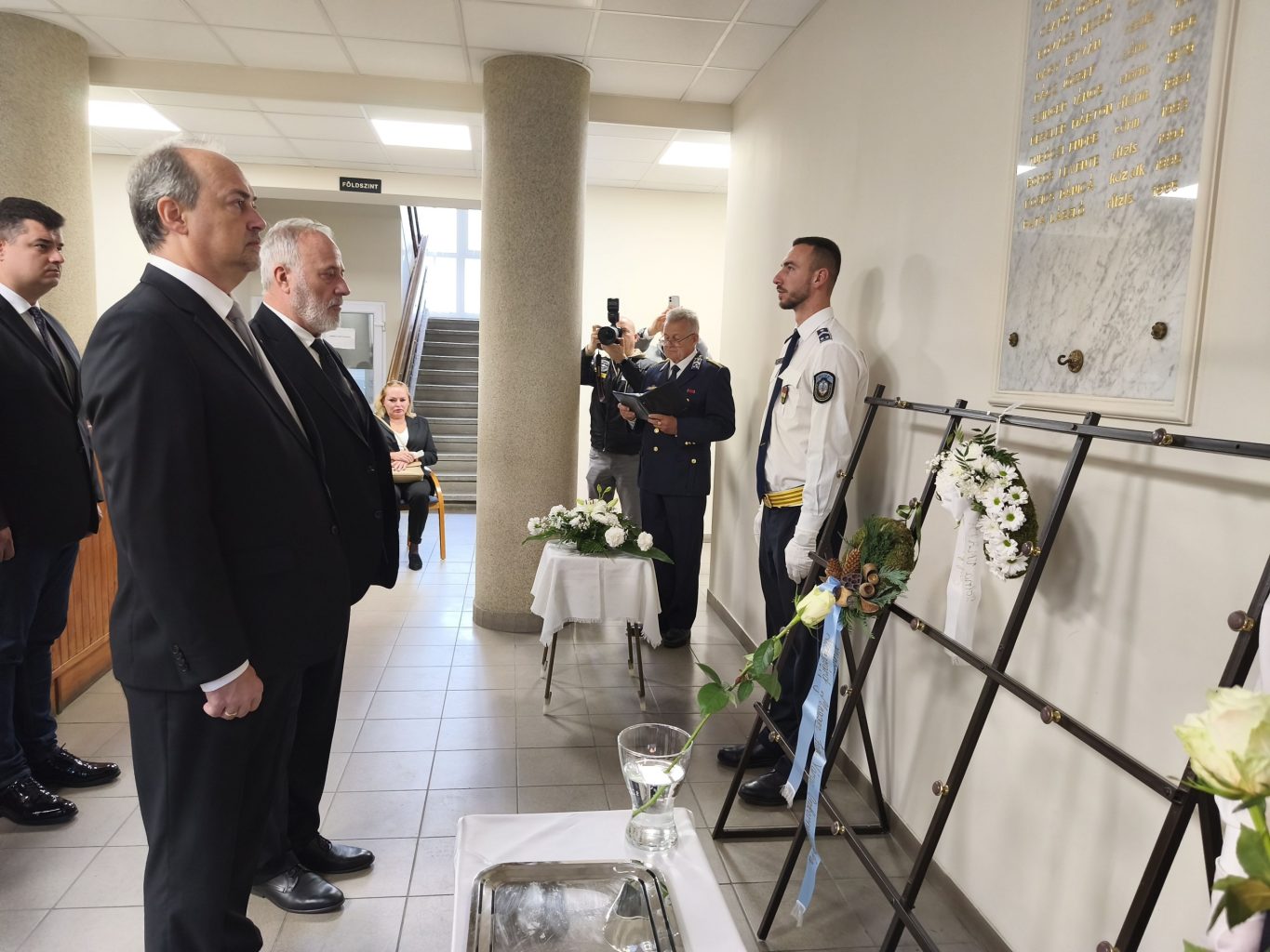 tolnamegyeihirek.hu - Elhunyt kollégáikra emlékeztek a Tolna vármegyei rendőrök