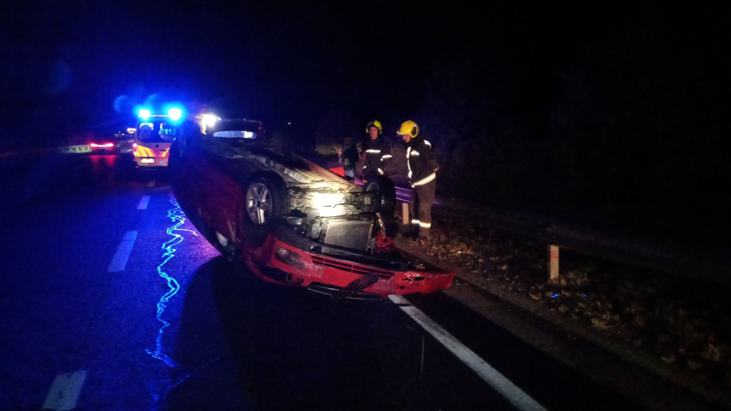 tolnamegyeihirek.hu - Fejtetőre borult egy autó az M6-oson - összefoglaló