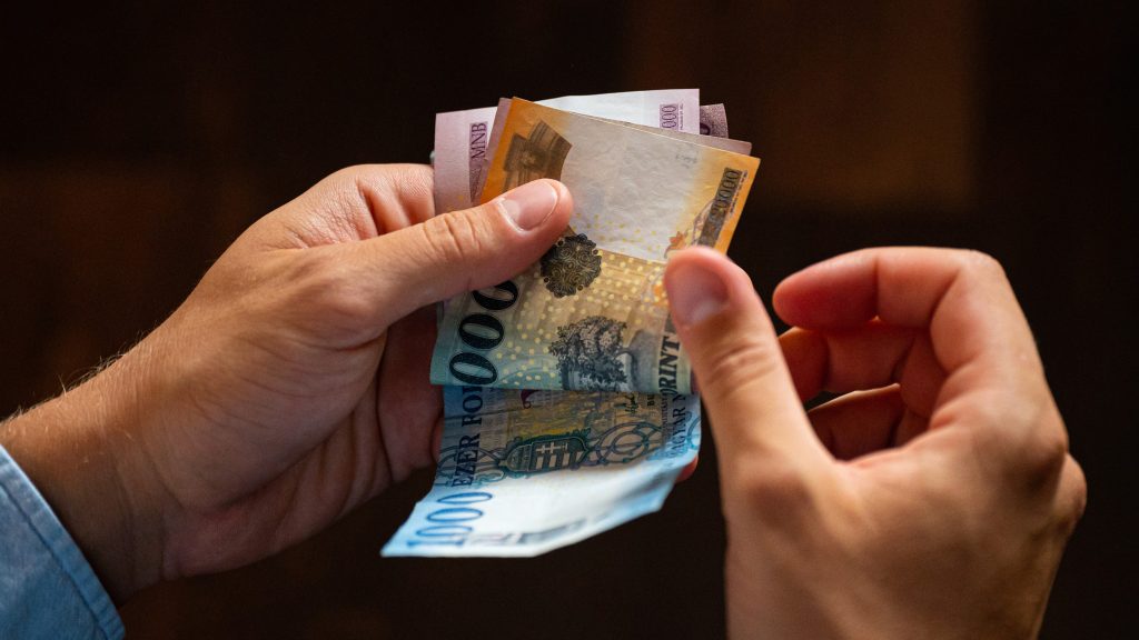 A szakszervezetek 12 százalékos 2026. évi minimálbér-emelést javasolnak, a munkaadói oldalon még nincs egységes álláspont