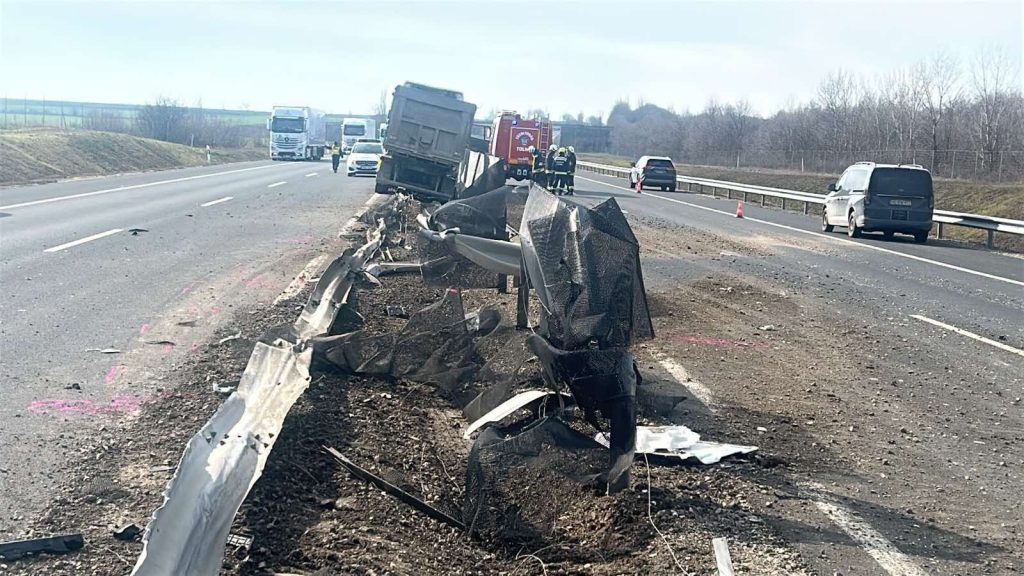 tolnamegyeihirek.hu - Szalagkorlátnak ütközött egy kamion az M6-oson