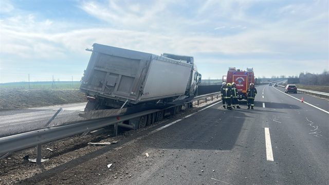 tolnamegyeihirek.hu - Közlekedési balesetekhez siettek a Tolna vármegyei tűzoltók hétfőn