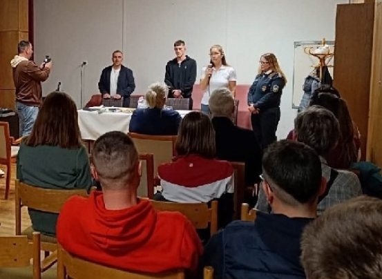 Szülőknek tartottak előadást a gyermekek védelméről Pakson