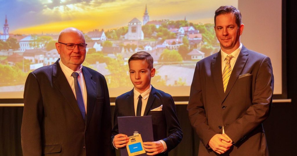 tolnamegyeihirek.hu - Kitüntetéseket adtak át a dunaföldvári gálaesten