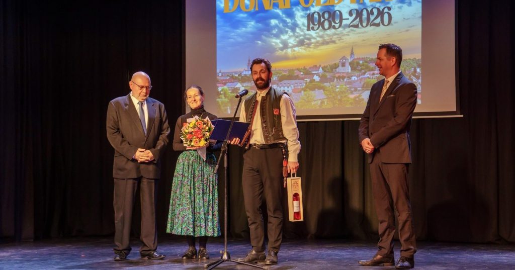 tolnamegyeihirek.hu - Kitüntetéseket adtak át a dunaföldvári gálaesten