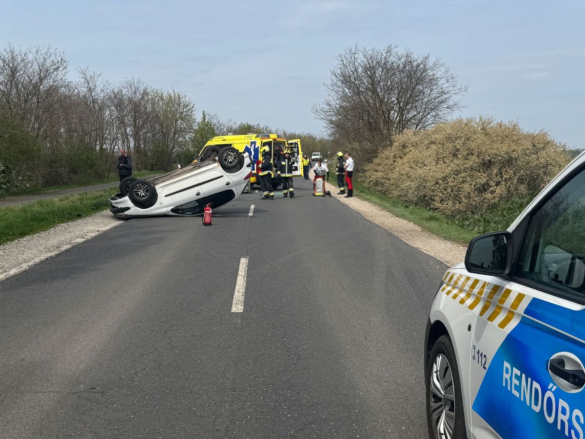 A tetejére borult egy autó Pincehelyen