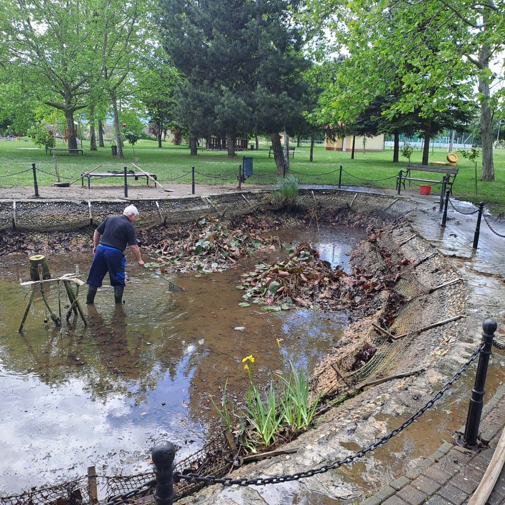 Szökőkúttisztítás kezdődött Aparhanton