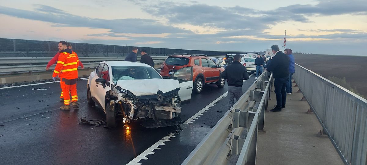 Két személyautó ütközött az M6-oson, Alsónyéknél