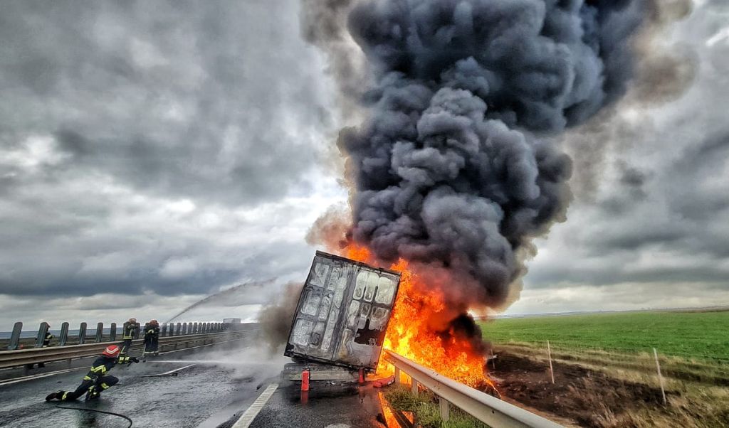 Kisteherautó égett a 6-os főúton Tolnánál
