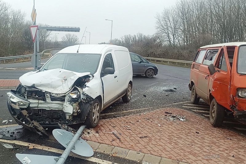 Két autó karambolozott Simontornyán