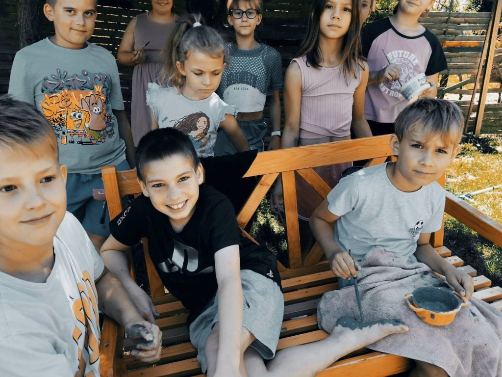 tolnamegyeihirek.hu - „Itt hagyták a lábnyomukat” – különleges hagyomány a Pörbölyi Általános Iskolában