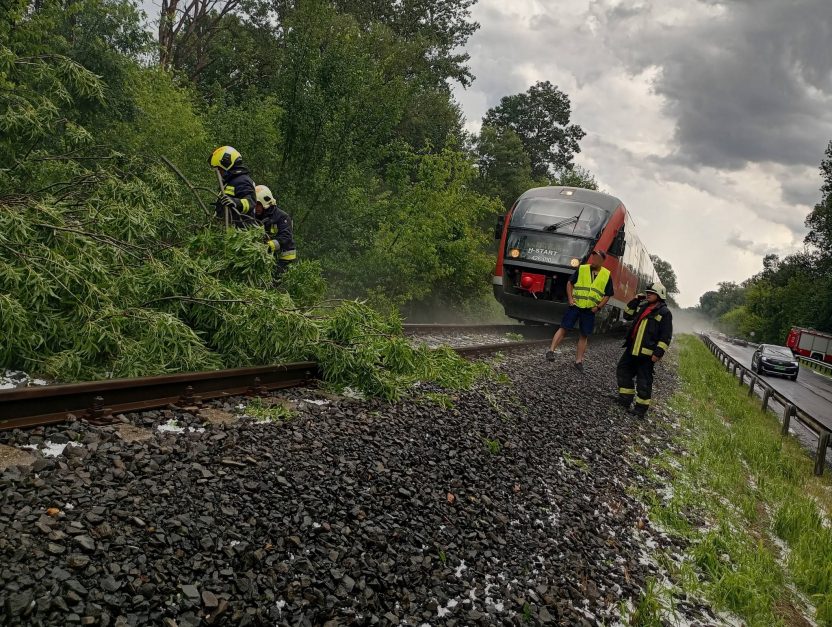Tizenhatszor vonultak Tolna vármegye tűzoltói a hétvégén