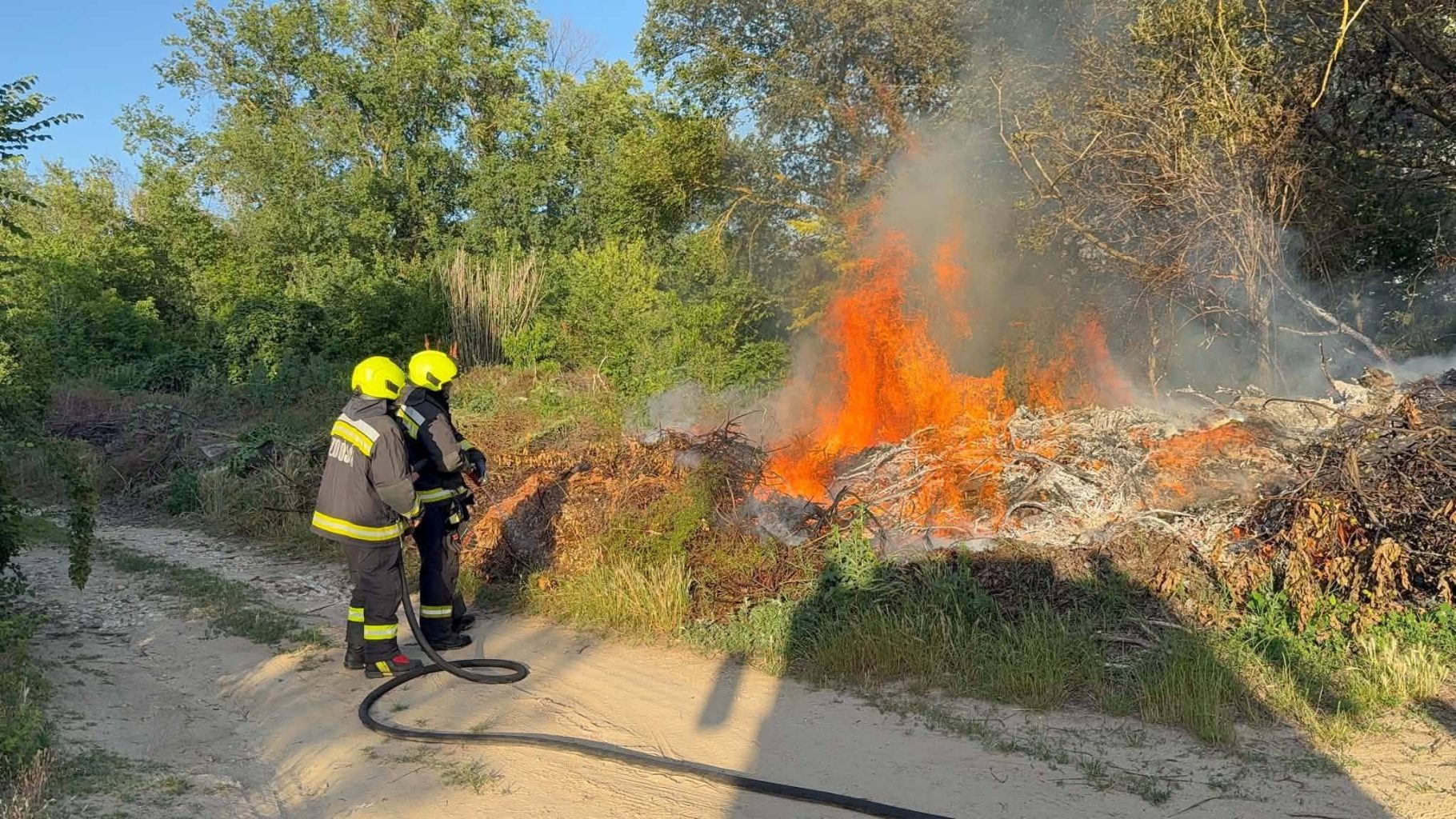 Felborult traktor és égő növényi hulladék miatt vonultak a tűzoltók szerdán