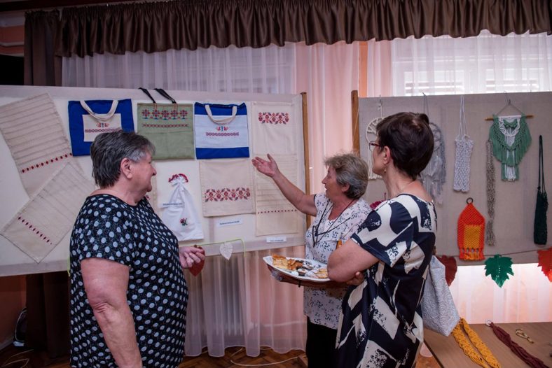 Kiállítás nyílt a Nagydorogi Kézimunka és Hagyományőrző Egyesület hímzéseiből