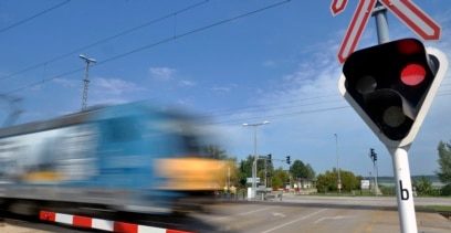 Sorompónak ütközött egy motoros Pörbölynél