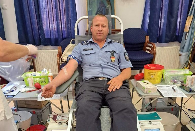 A hőség ellenére is vérüket adták a rendőrök Tamásiban