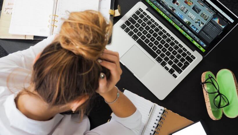 Pénzkiesés, munkahelyi stressz, bizonytalanság – sok nő szenved ezektől egyetlen betegség miatt