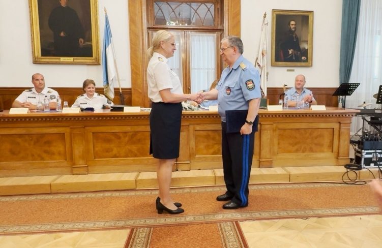 tolnamegyeihirek.hu - Sorfallal búcsúztatták a gazdasági rendőrfőkapitány-helyettest
